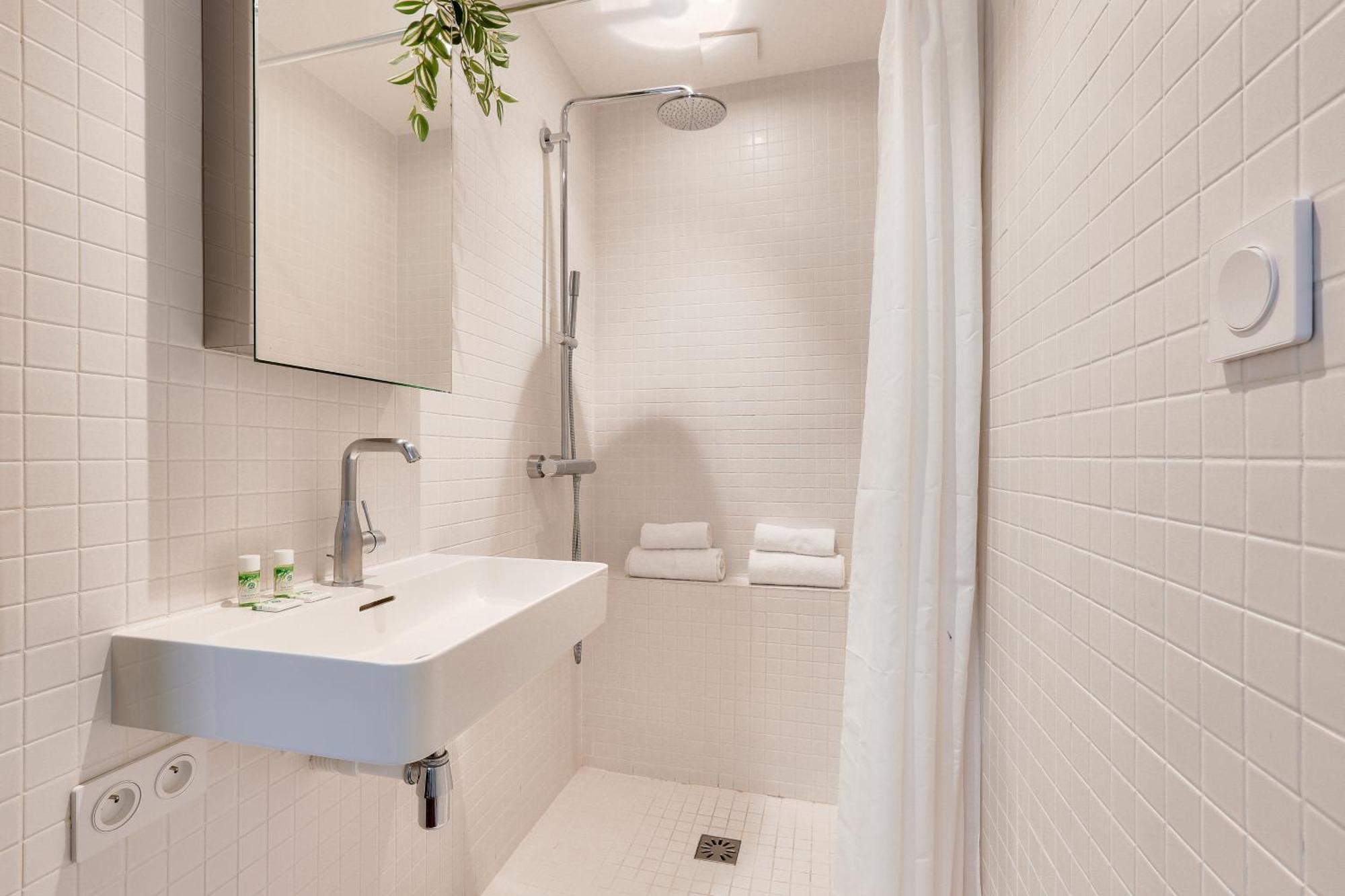 Bright Apartment In The 10Arr. - 4 People Париж Екстериор снимка